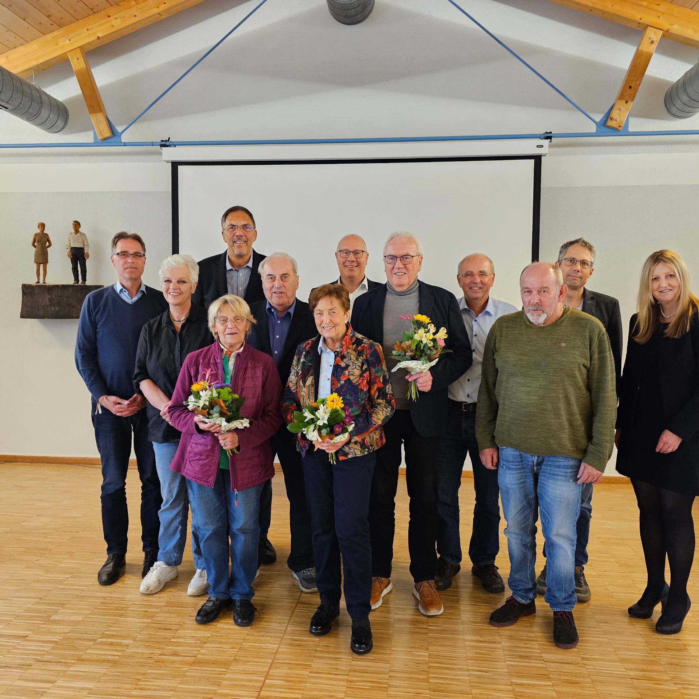 Waltraud Niesser (vorne, Mitte, mit Blumenstrauß) im Kreis des Caritas-Aufsichtsrats. Sie wurde für langjährige Mitgliedschaft bei der Caritas Nürnberger Land geehrt.