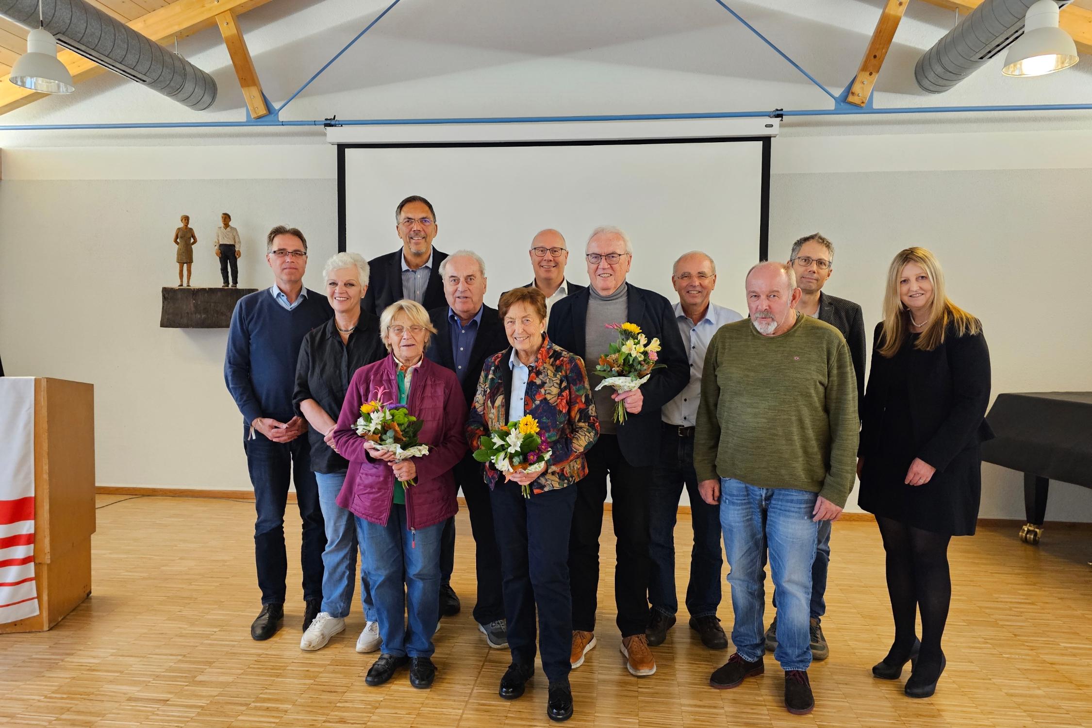 Waltraud Niesser (vorne, Mitte, mit Blumenstrauß) im Kreis des Caritas-Aufsichtsrats. Sie wurde für langjährige Mitgliedschaft bei der Caritas Nürnberger Land geehrt.