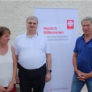 Pflegedienstleiterin Claudia Schlelein, Pfarrer Harald Günthner und Ernst Grünbeck, 1. Vorsitzender der Caritas-Sozialstation, (von links) bei der Feier.