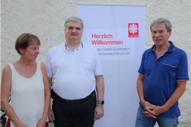 Pflegedienstleiterin Claudia Schlelein, Pfarrer Harald Günthner und Ernst Grünbeck, 1. Vorsitzender der Caritas-Sozialstation, (von links) bei der Feier.