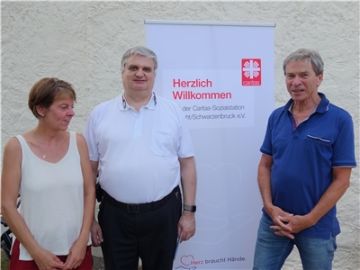 Pflegedienstleiterin Claudia Schlelein, Pfarrer Harald Günthner und Ernst Grünbeck, 1. Vorsitzender der Caritas-Sozialstation, (von links) bei der Feier.