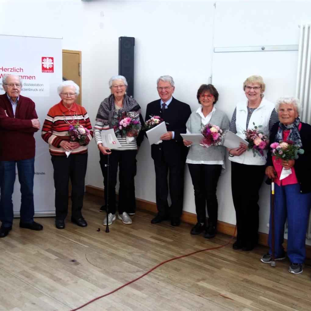 Bei der Jahreshautversammlung waren unter anderen (von links) Pfarrer Edwin Grötzner, Wunibald Graf, Theresia Graf, Erika Scherner, Helmut Thorandt, Doris Stöcker, Gabriele Jaksch, Theres Schmucker und 1. Vorsitzender Ernst Grünbeck.