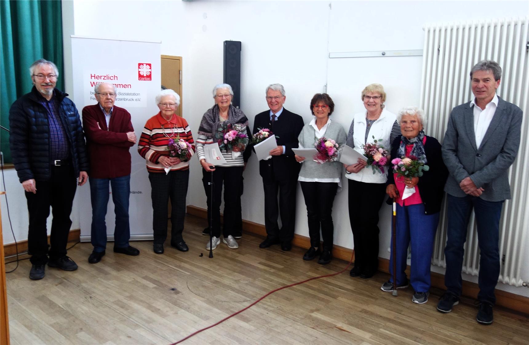 Bei der Jahreshautversammlung waren unter anderen (von links) Pfarrer Edwin Grötzner, Wunibald Graf, Theresia Graf, Erika Scherner, Helmut Thorandt, Doris Stöcker, Gabriele Jaksch, Theres Schmucker und 1. Vorsitzender Ernst Grünbeck.