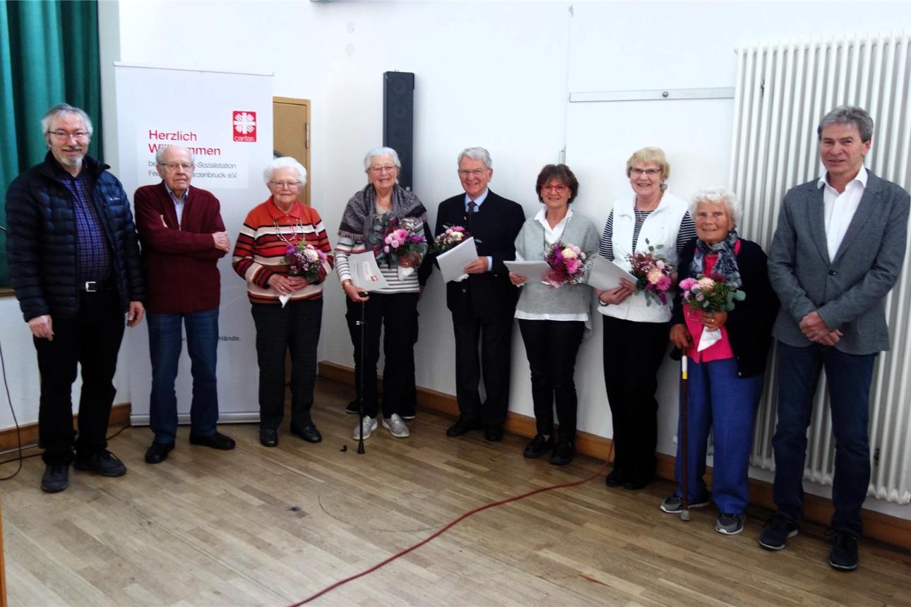 Bei der Jahreshautversammlung waren unter anderen (von links) Pfarrer Edwin Grötzner, Wunibald Graf, Theresia Graf, Erika Scherner, Helmut Thorandt, Doris Stöcker, Gabriele Jaksch, Theres Schmucker und 1. Vorsitzender Ernst Grünbeck.